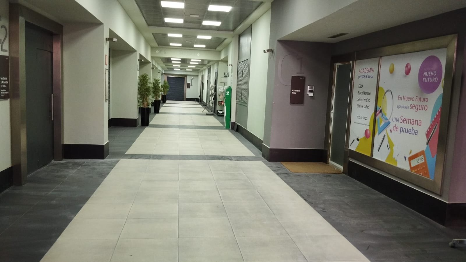 Pasillo de acceso a la sede de Cuatro Caminos