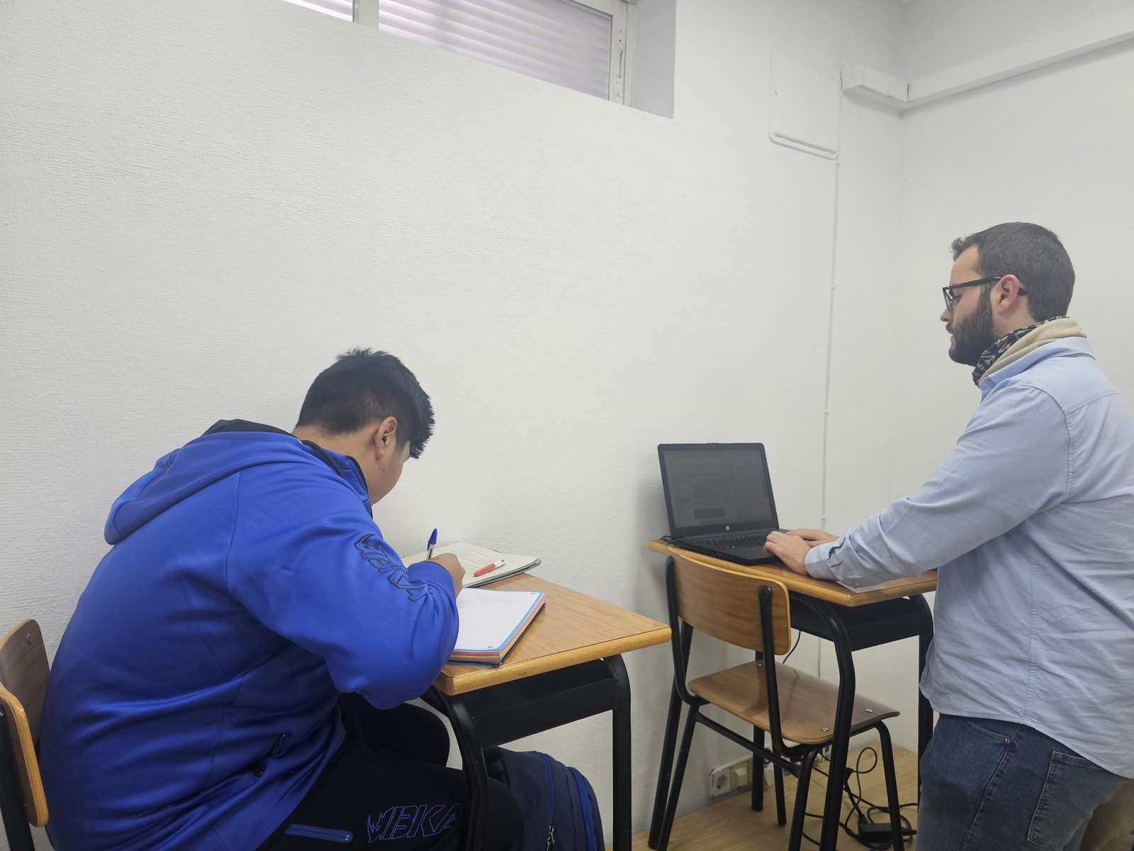 Clase con el profesor al lado