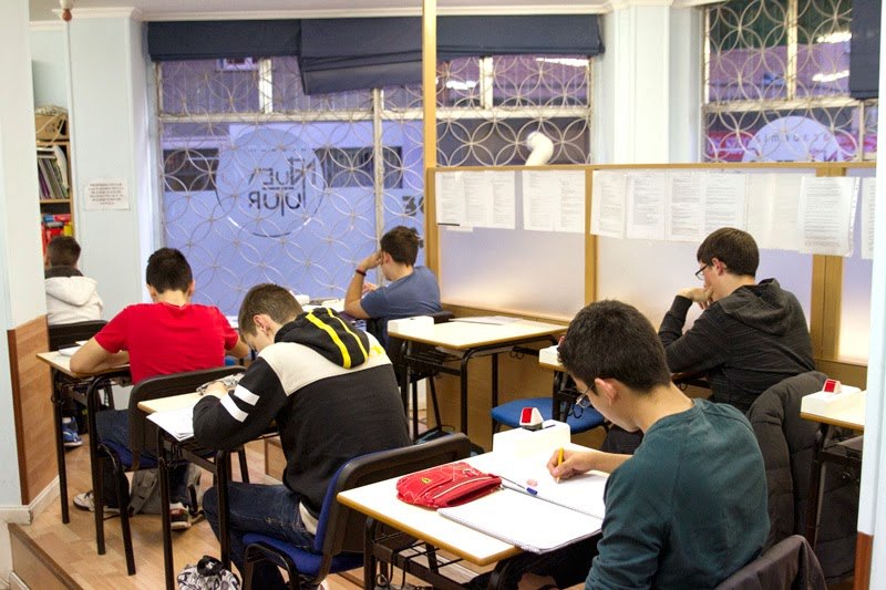 Alumnos en clase en Embajadores