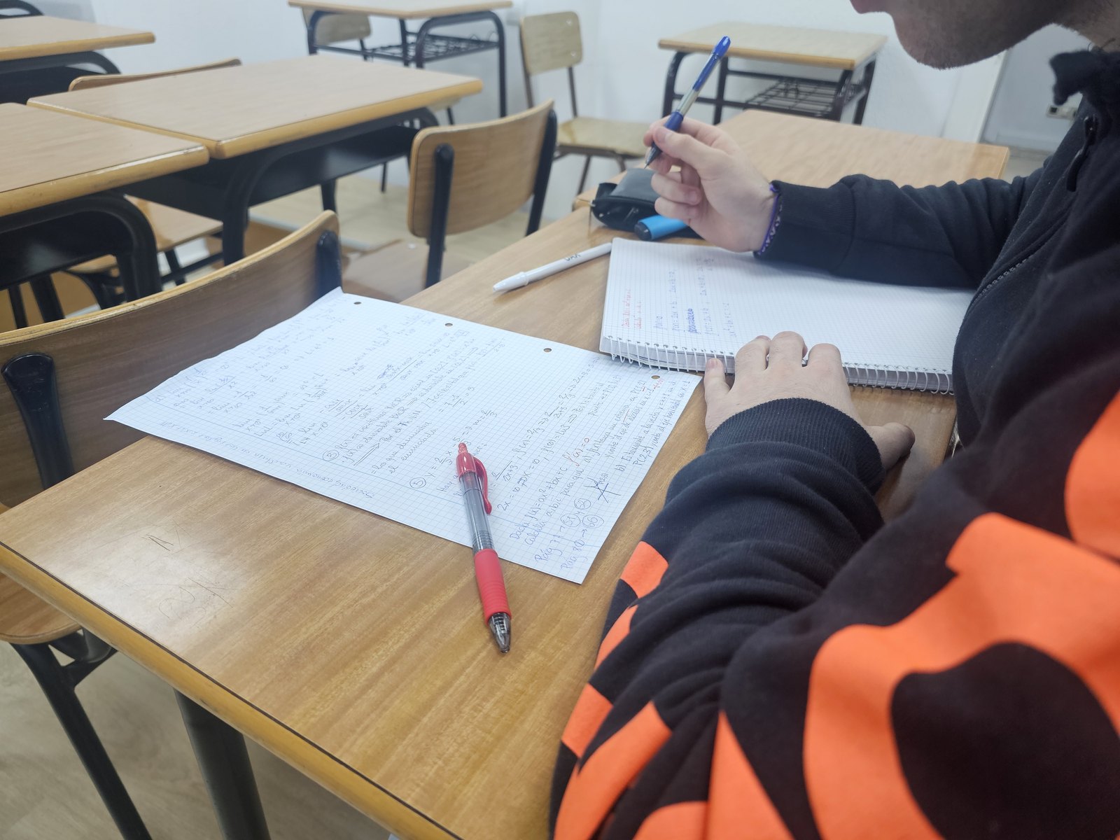 Alumno con sus ejercicios