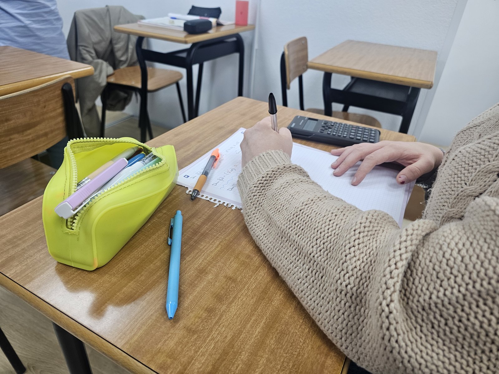 Alumna tomando apuntes